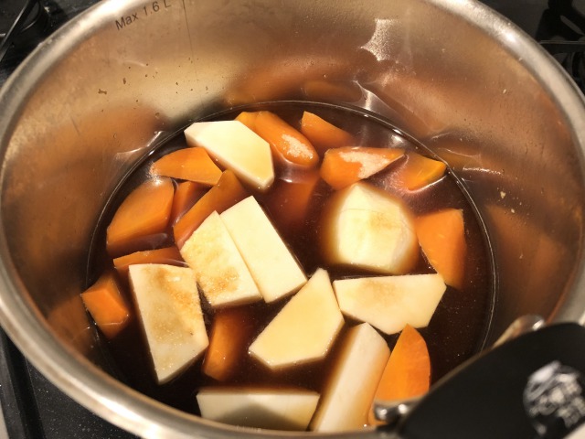 鍋ににんじんと里芋、全ての調味料を入れて中火にかける。