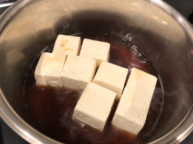 1に4等分にカットした豆腐を入れて、火にかける。