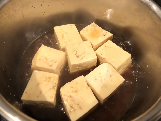 沸騰したら豆腐を裏返し、さらに5分程煮る。