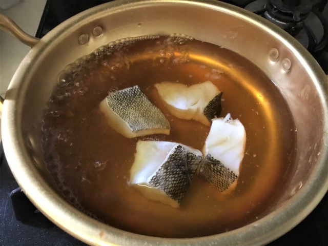 だし汁と調味料を鍋に入れ、ひと煮立ちさせる。その中にタラを入れて加熱する。