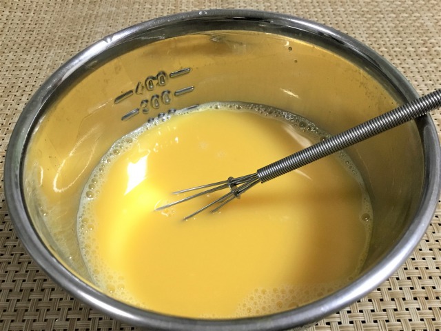 卵を割りほぐし、冷ましたおでんのだし汁を入れて混ぜ合わせる。