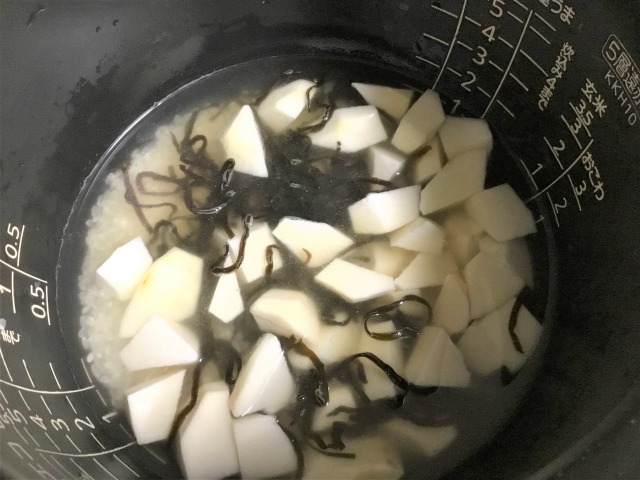炊飯器に2の米、1の里芋と塩昆布を入れ、酒と水を追加し、20分程度置いてから炊飯器のスイッチを入れる。