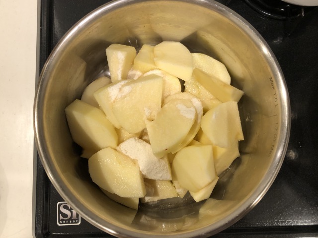 りんごは皮を剥き１６等分のくし切りにして、さらに半分に切る。
鍋にりんごとてんさい糖、レモン汁、水を加えて蓋をして火にかける。