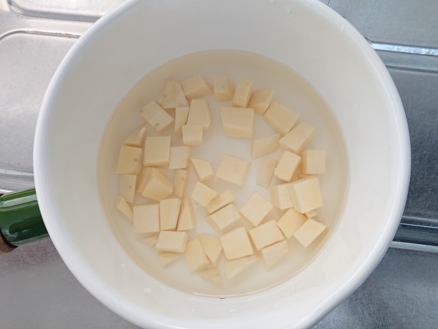さつまいもは皮をむいて1cm角に切り、5分ほど水にさらす。切り餅は4等分に切る。