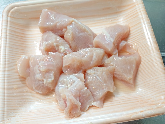 鶏肉は食べやすい大きさに切り、塩とレモン汁を揉み込む。