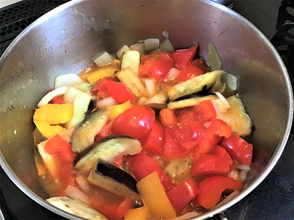 残り野菜を、食べやすい大きさに切る。鍋に、オリーブオイルと刻んだニンニクを入れ、野菜と塩を小さじ1/3程度入れ、蓋をして、弱火で煮る。