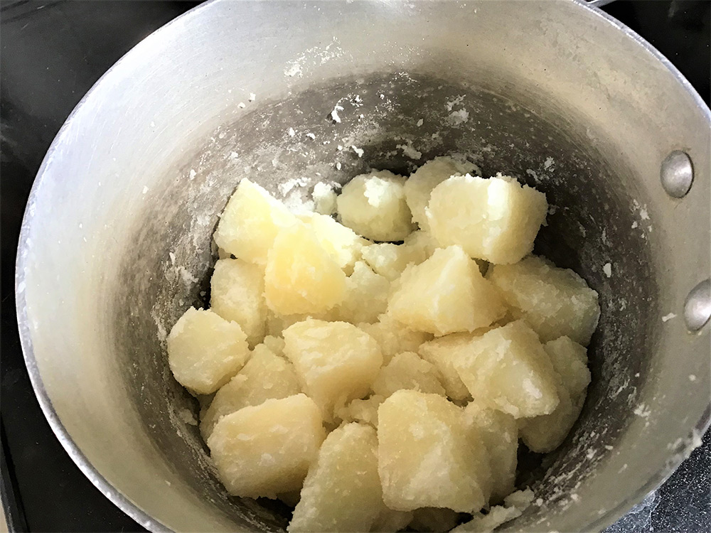 塩を少々入れたお湯でじゃがいもを茹で、茹で上がったら粉ふきいもを作る。
