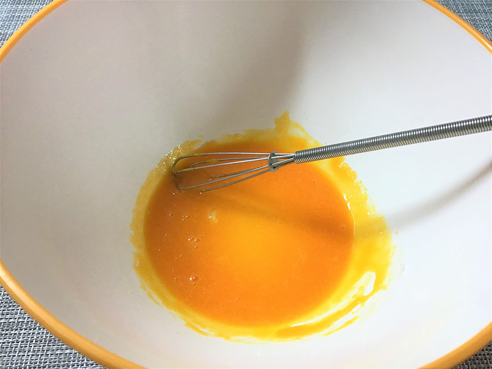 耐熱ボウルに卵黄を入れ、砂糖も加え、よく混ぜ合わせる。