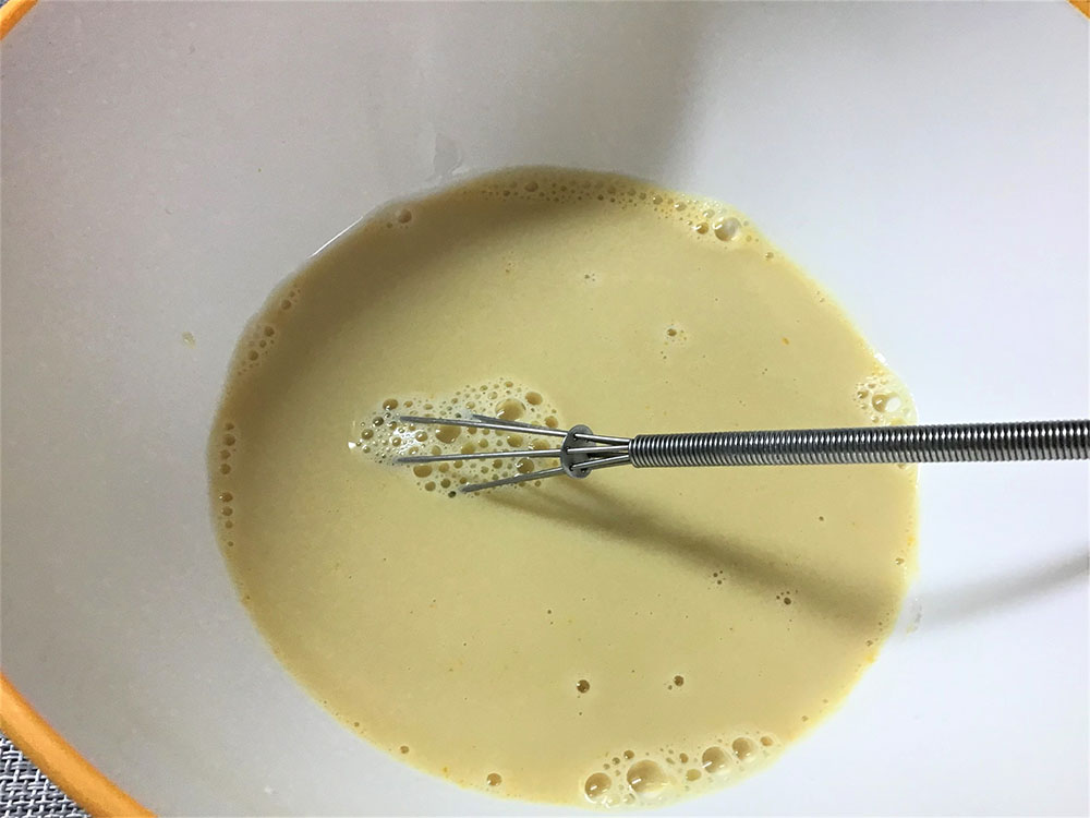 1に豆乳を少しずつ流し入れ、かき混ぜながら、均一な状態にする。