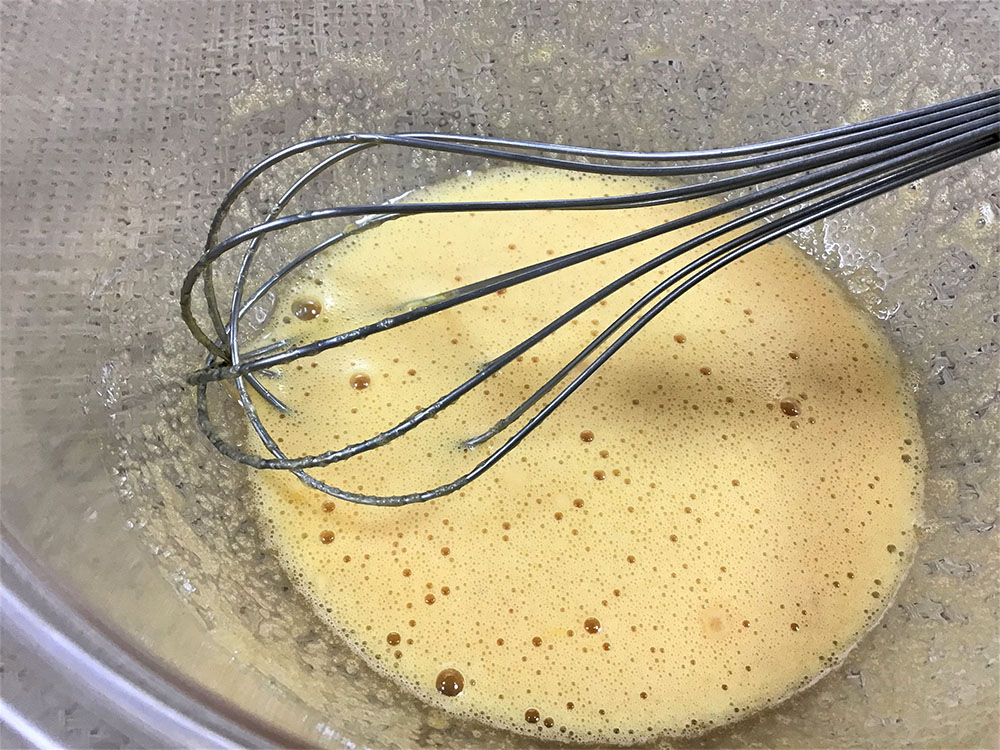 卵をボウルに割り入れてよく溶きほぐしてからグラニュー糖を加え、泡立て器でよくかき混ぜる。