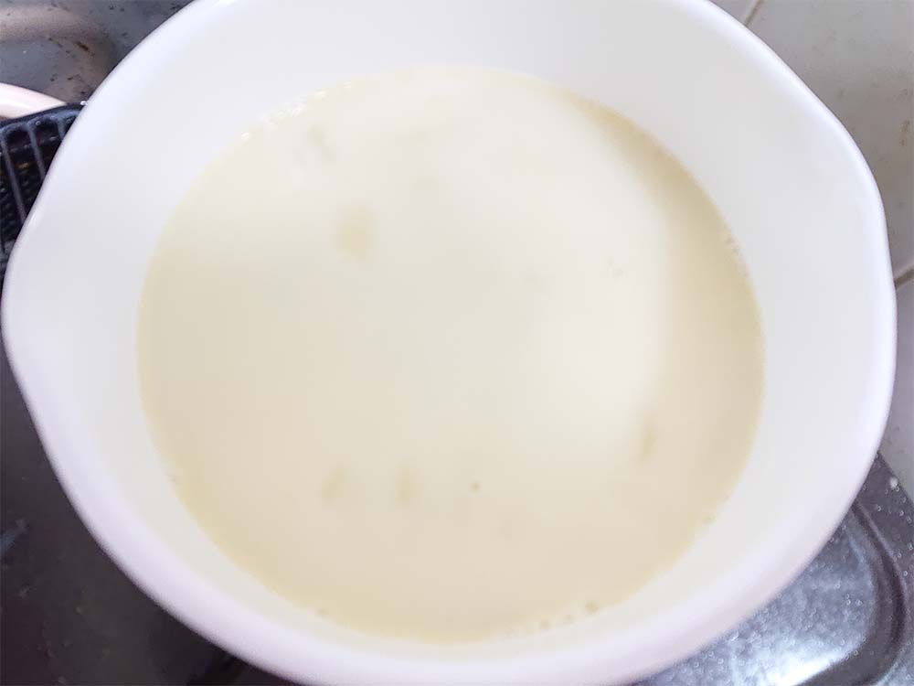 玉ねぎが過ぎ通ってきたら、水1と1/2カップと豆乳、コンソメ、塩を入れて加熱する。お好みでこしょうを加える。器に盛り、パセリを散らす。