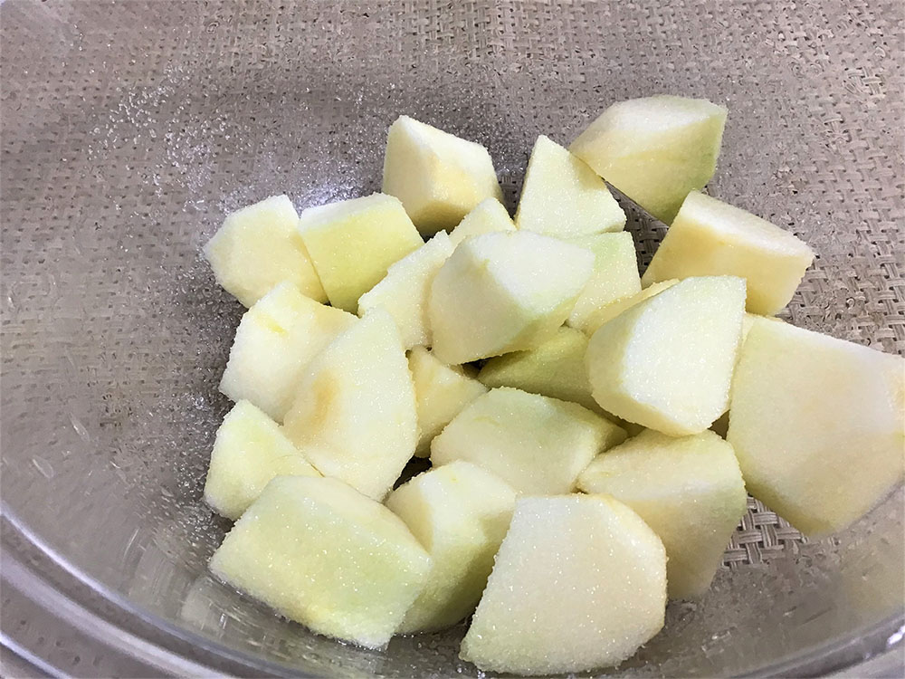 りんごは皮をむき、大きめの一口サイズにカットし、グラニュー糖を大さじ1振りかけ、ラップをして電子レンジ600wで1分半加熱する。