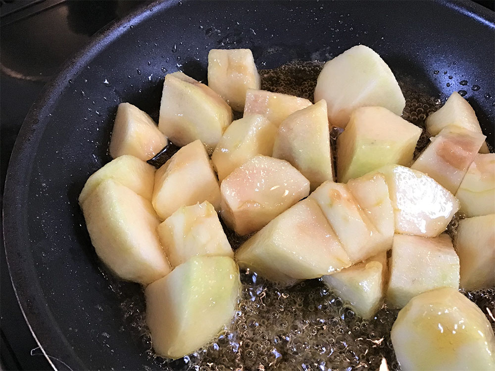 1のりんごの水分を切り、2の中に入れてカラメルを絡ませる。