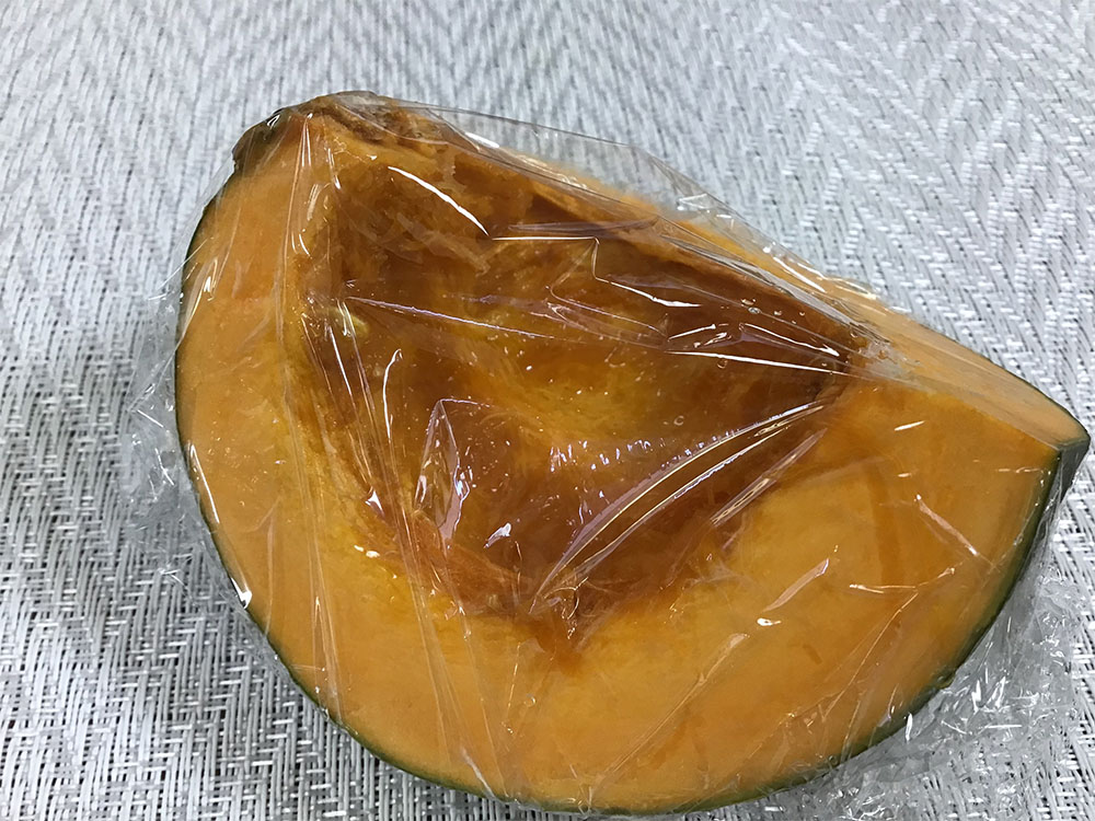 かぼちゃは硬くて切りづらいので、種を取ってからラップに包み、電子レンジ600wで2分半加熱する。