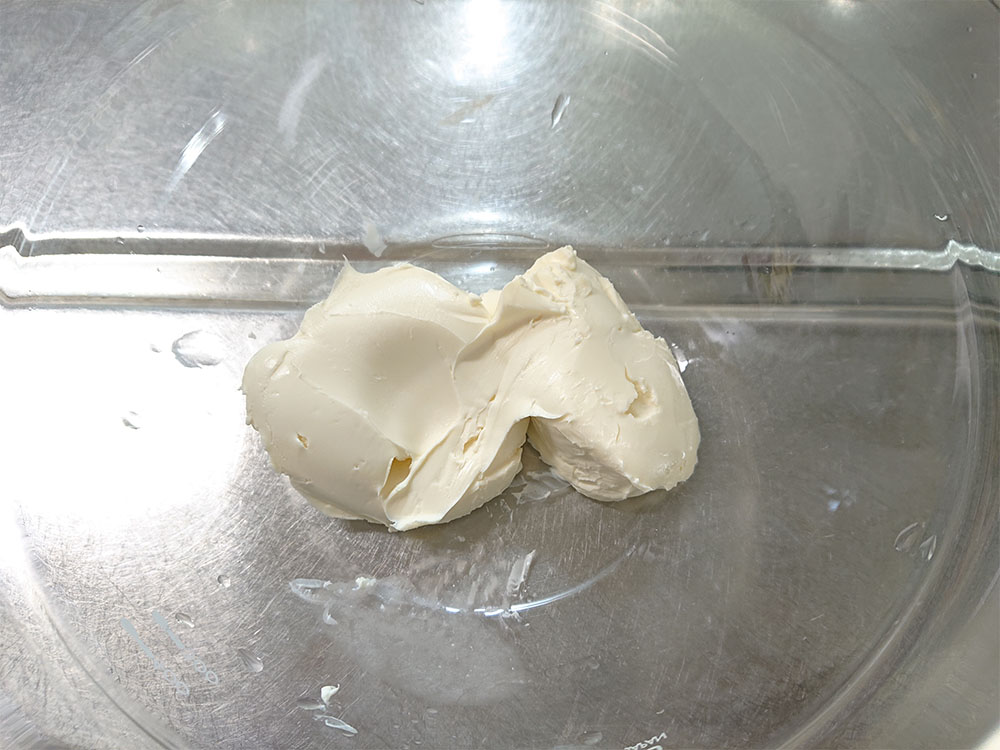 ボウルにクリームチーズを入れ、なめらかになるまで混ぜる。