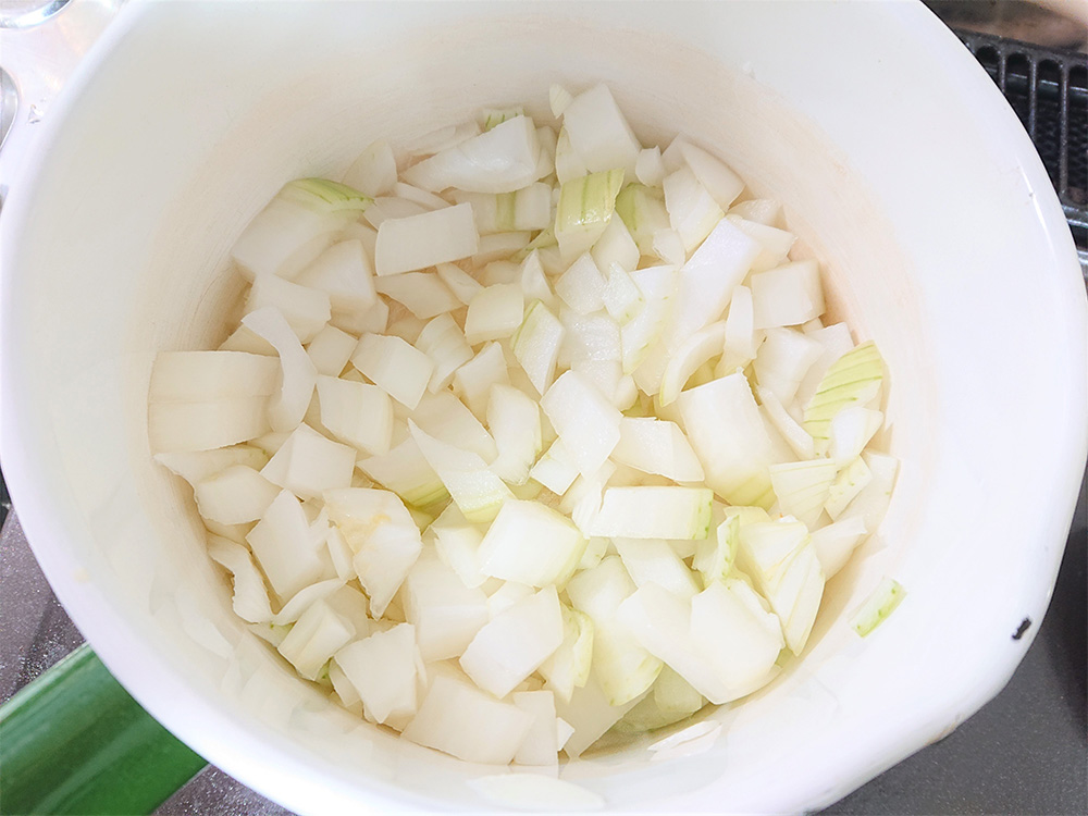 鍋にオリーブオイルとにんにくを入れて火にかける。香りがたったら、玉ねぎを加え、しんなりするまで炒める。