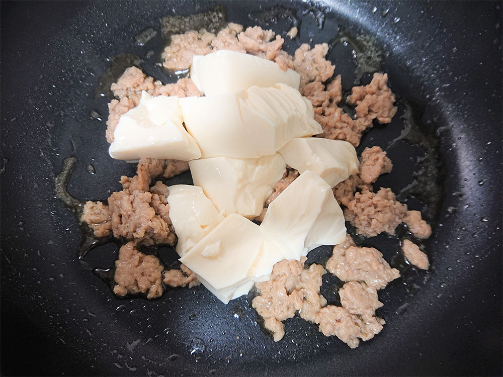 フライパンに1を入れて強火にかけ、肉の色が変わってきたら、豆腐を加えて、大きめに崩しながら、サッと炒め合わせる。