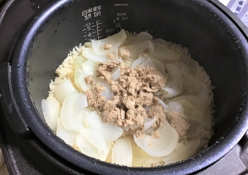 炊きあがったら、玉ねぎを潰さないようにかき混ぜる。