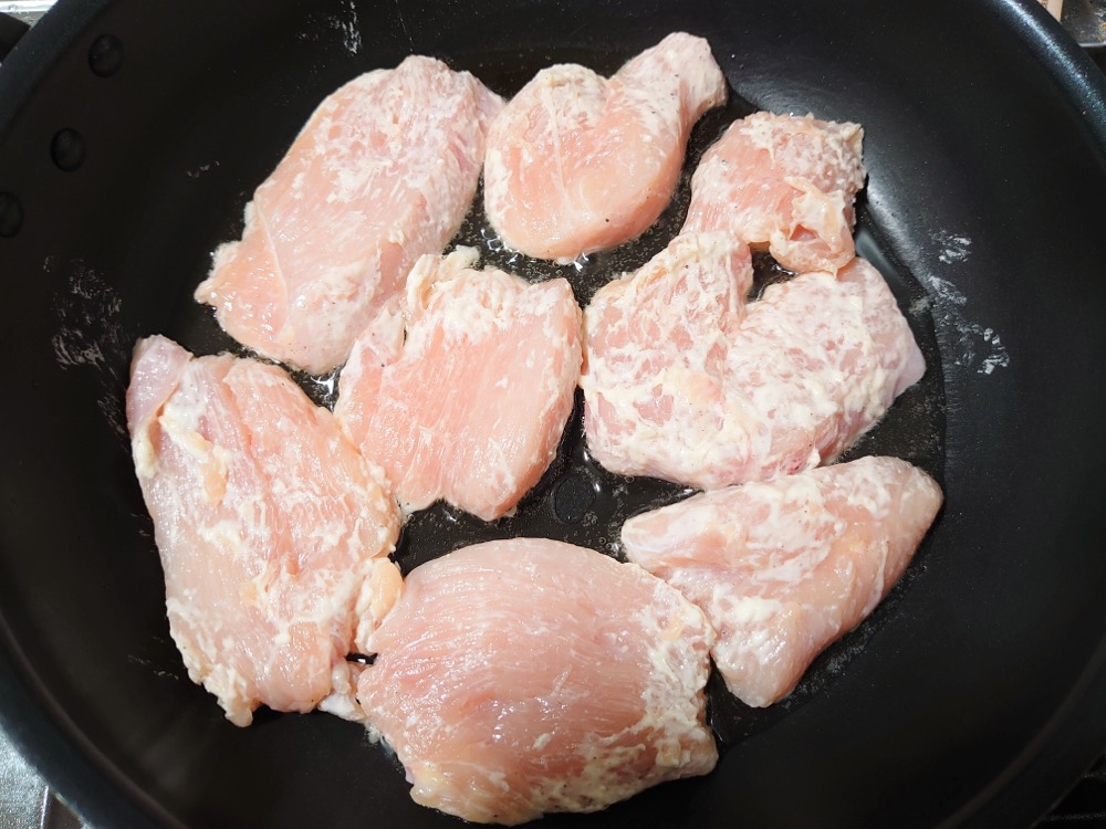 フライパンに米油を熱し、鶏肉を並べて焼く。蓋をして2～3分加熱し、全体に火が通ったら、裏返して焼く。