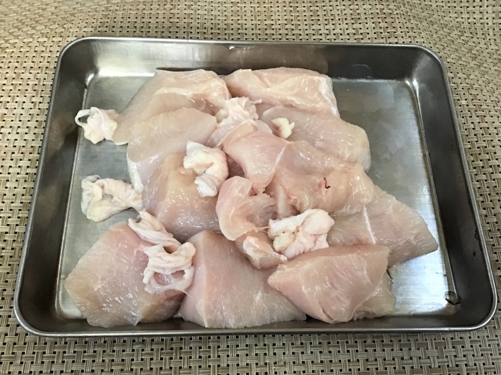 鶏むね肉を厚めのそぎ切りにする。