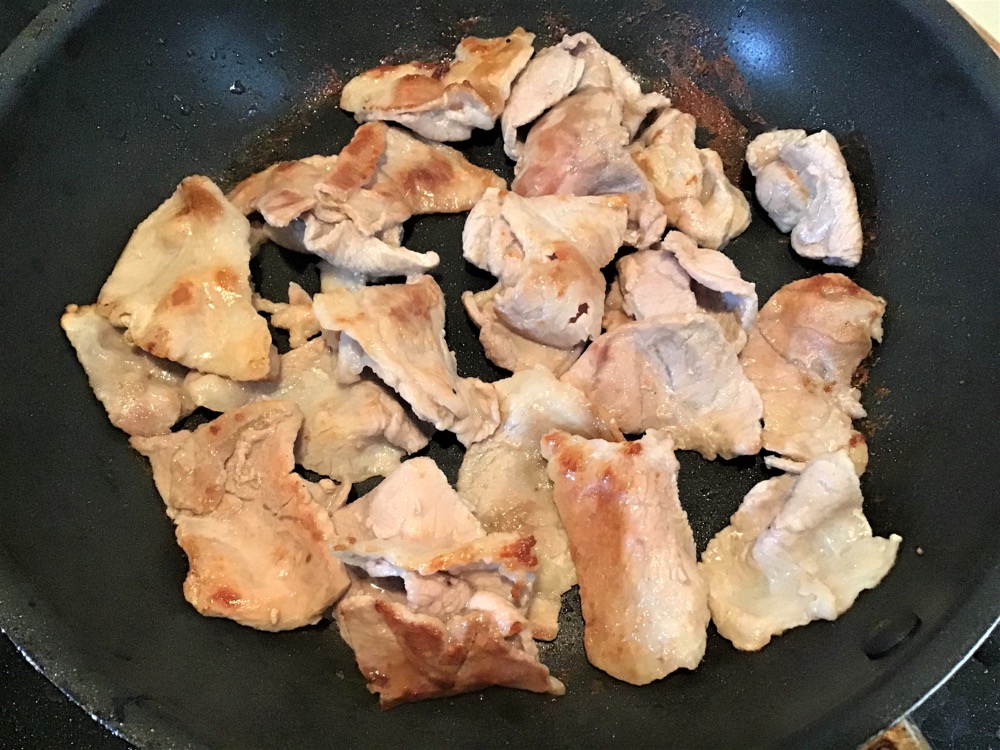 豚肉に軽く塩を振り、テフロン加工のフライパンでこんがり焼き目がつくまで焼く。