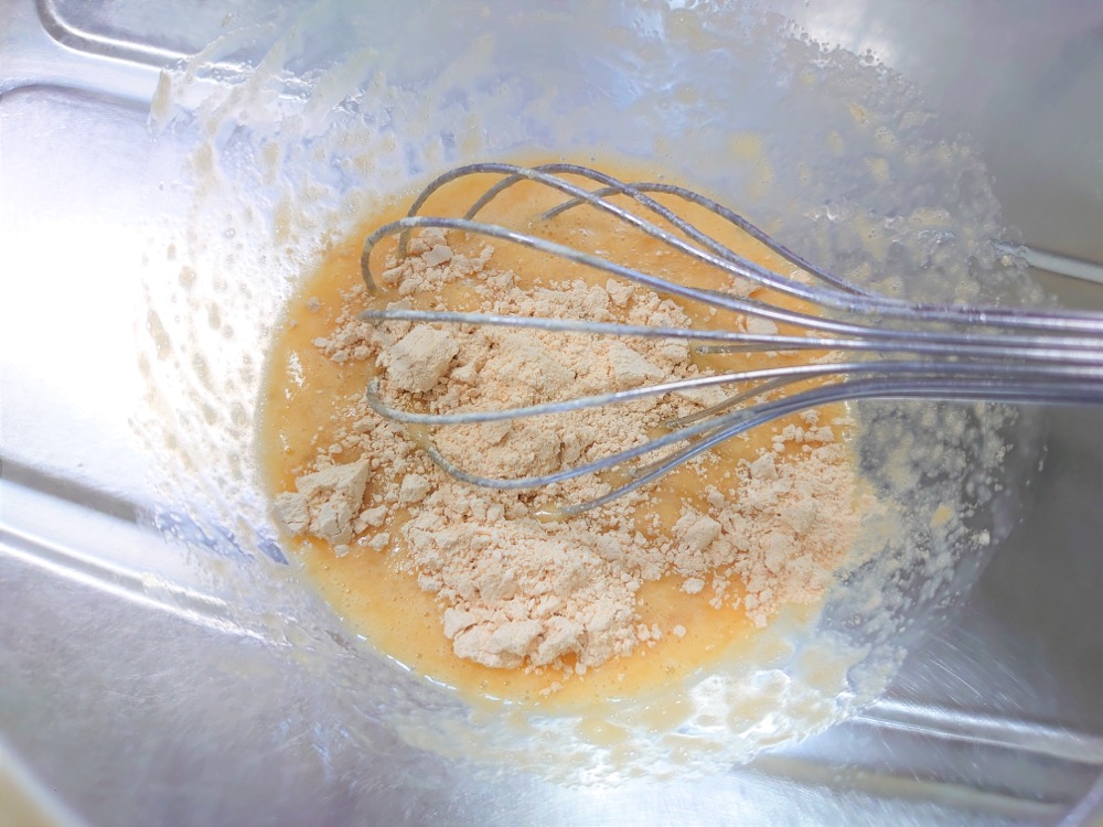 ボウルに卵を割って溶く。バナナを加えて、滑らかになるまで潰しながら混ぜる。きな粉を加えて、さらに混ぜる。