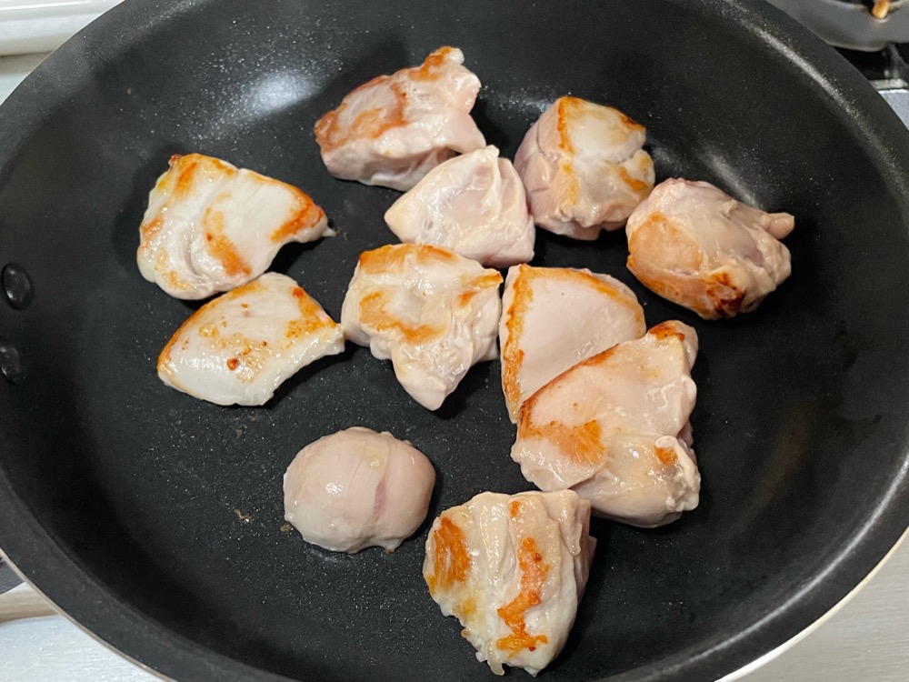 フライパンを熱し、鶏肉をこんがりと焼き付ける。