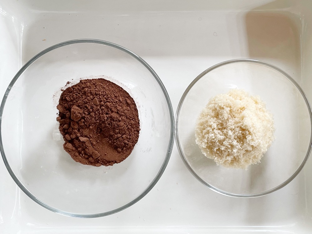 ココアでチョコソースを作る。ココアパウダーと砂糖を用意して、よく混ぜておく。