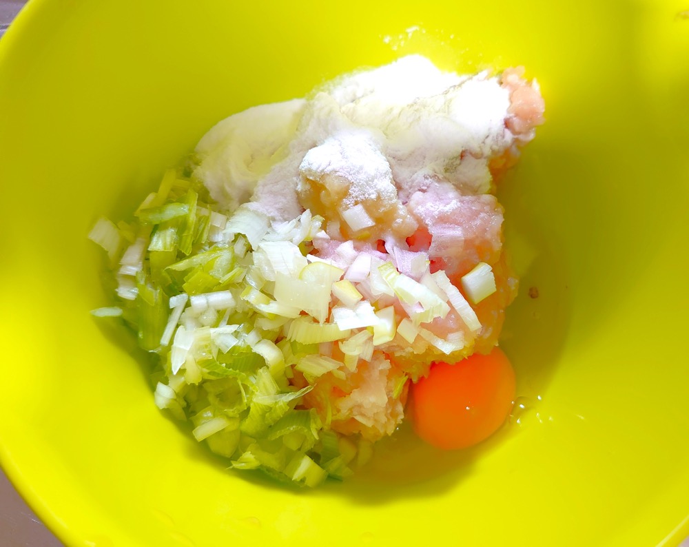 ボウルに、挽き肉、生姜、卵、aを加えて混ぜ合わせる。