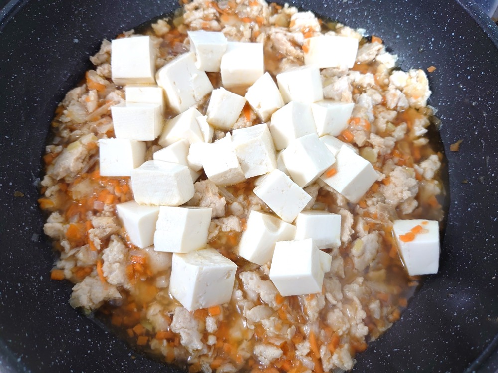 1の豆腐と合わせておいたAを加えて4分ほど煮る。Bの水溶き片栗粉を加え、とろみをつける。