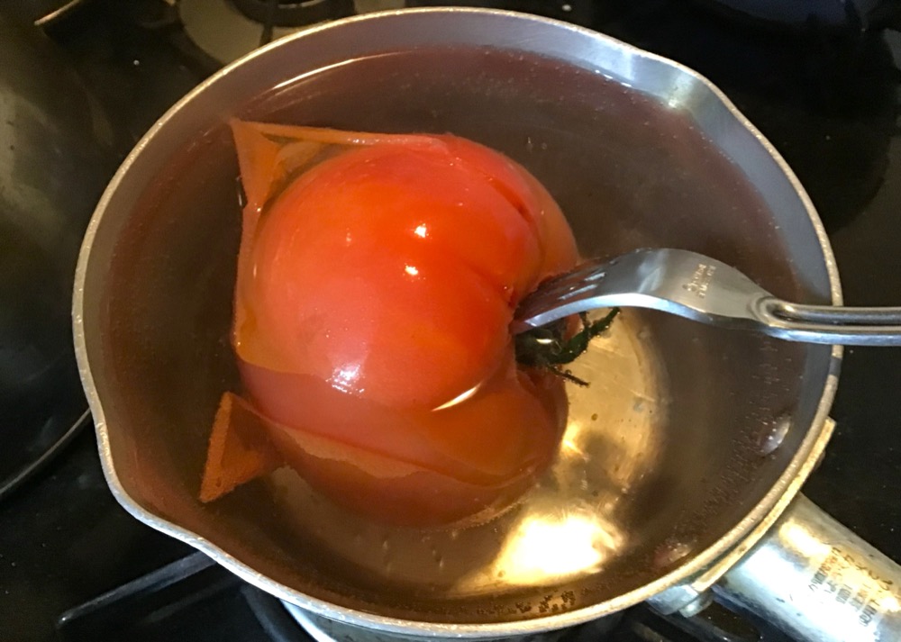 トマトは湯むきし、皮を取り除き、1㎝角程度にカットする。
にんにくは、みじんぎりにする
