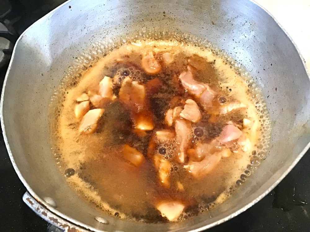 鍋にめんつゆを入れて水を追加し、火にかける。つゆが沸騰したらむね肉を加え、火が通ったら②の焼きねぎを加える。