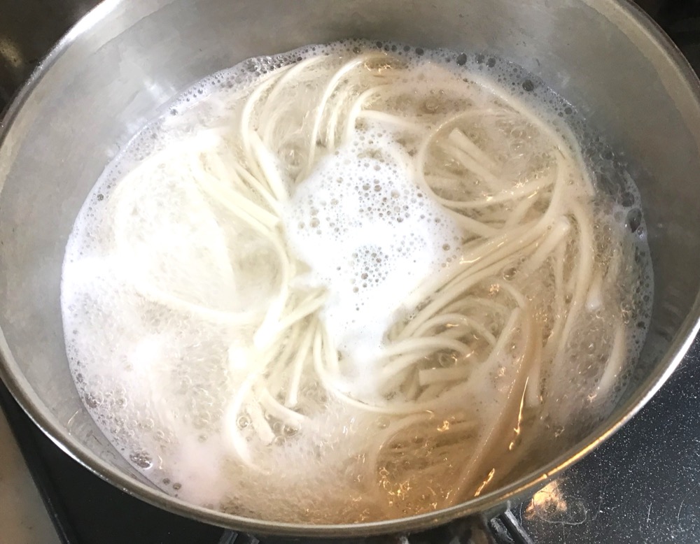 鍋にたっぷりのお湯を沸かし、麺を茹でる。