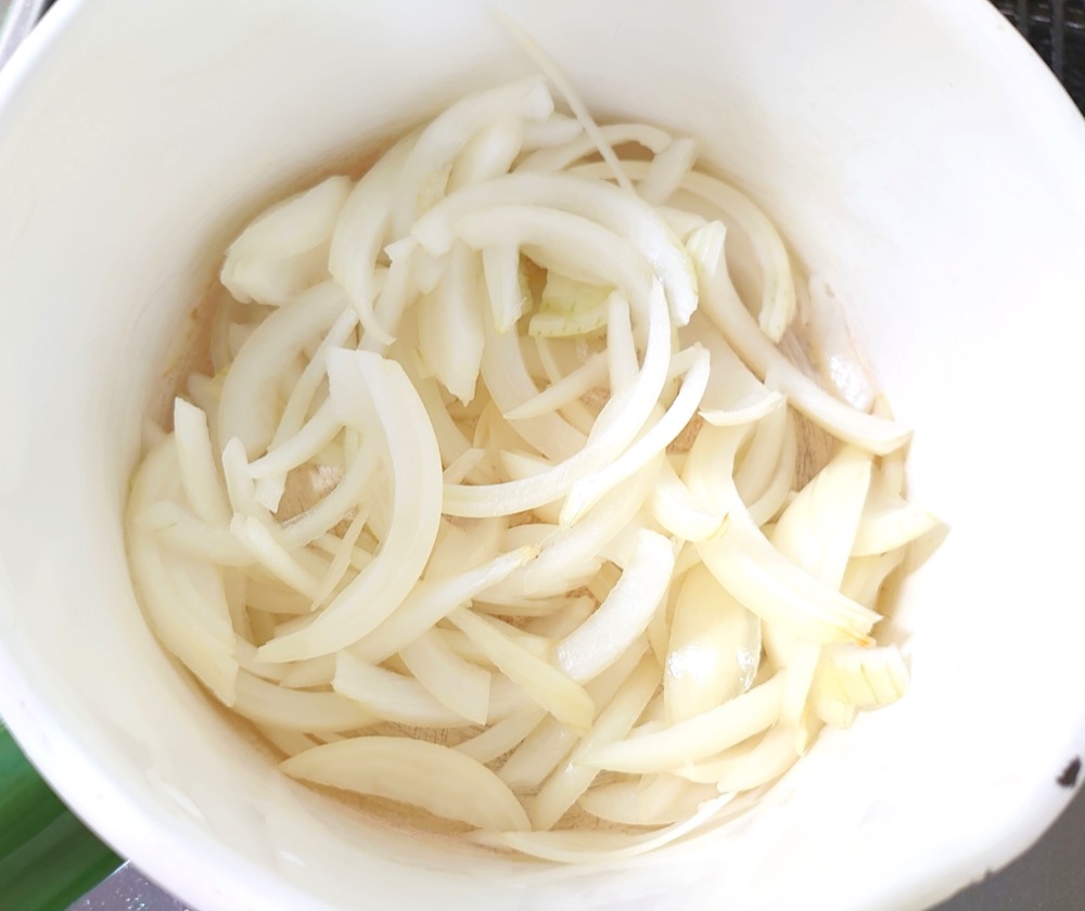 鍋に玉ねぎを入れ、軽くしんなりするまで炒める。
