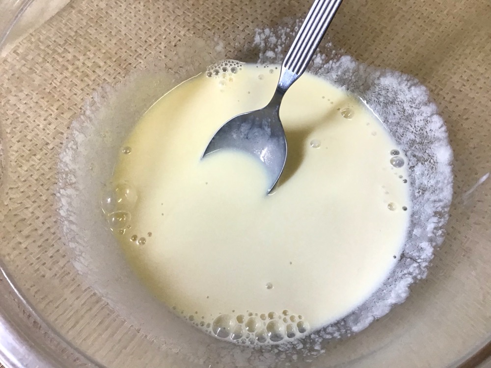ボウルに分量の豆乳とめんつゆを入れてかき混ぜる。その中にポッカレモンを入れて、かき混ぜる。