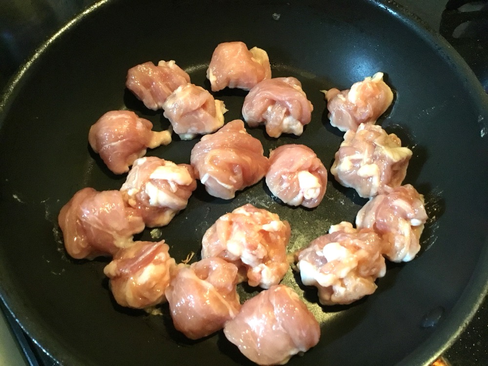 豚肉に、すりおろし生姜、醤油、酒で下味をつけ、その中に片栗粉を入れて、一口サイズのボール型にし、テフロン加工のフライパンで焼いて取り出しておく。