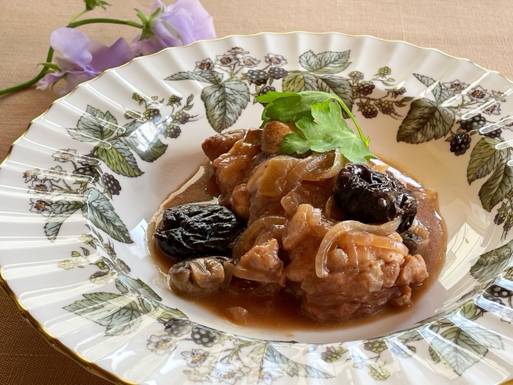 鶏もも肉とプルーンの赤ワイン煮込み