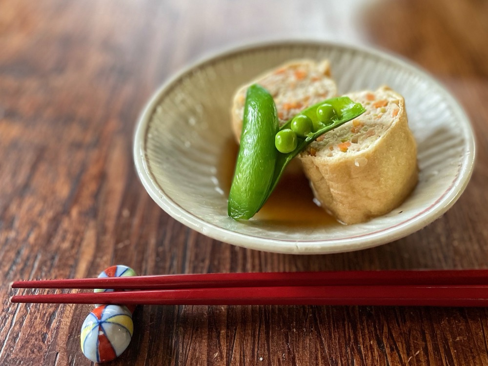粗熱が取れたら切り分け、塩茹でのスナップえんどうを添えて、煮汁をかけて完成。