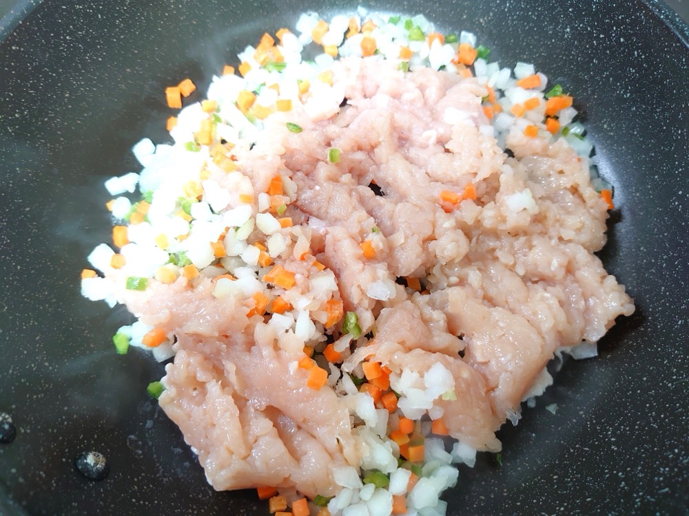 フライパンにひき肉を入れて、ほぐしながら炒める。火が通ったら、野菜ミックス、にんにくを加えてさらに炒める。