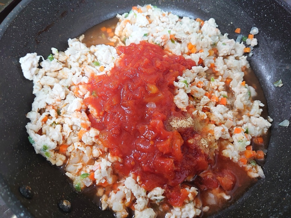 野菜がしんなりしたら、Aを加えて煮詰める。水分がなくなってきたらBを加えて、味を調える。