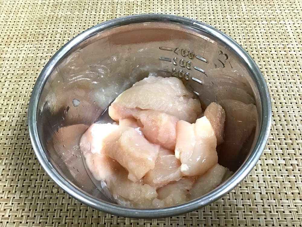 ささみは筋を取り、一口サイズにそぎ切りし、塩、砂糖、酒を入れて混ぜ合わせておく。