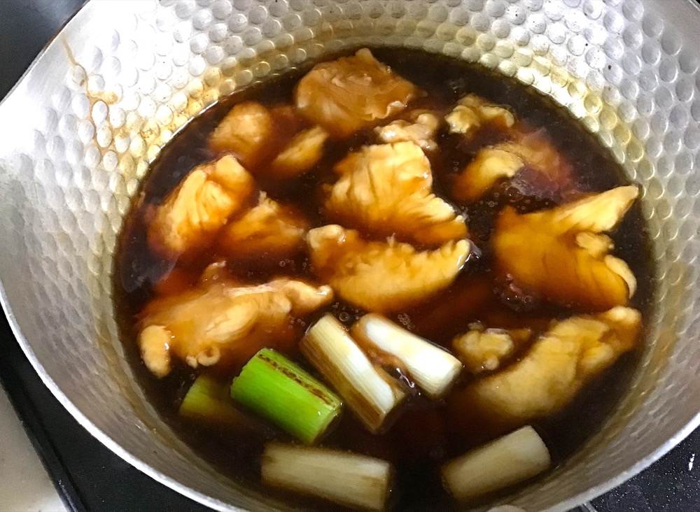 鍋に水1/3カップとだしの素を少々入れ、その中に①とぽん酢1/3カップ入れ、一煮立ちさせる。その中に③のささみと②を入れて煮る。