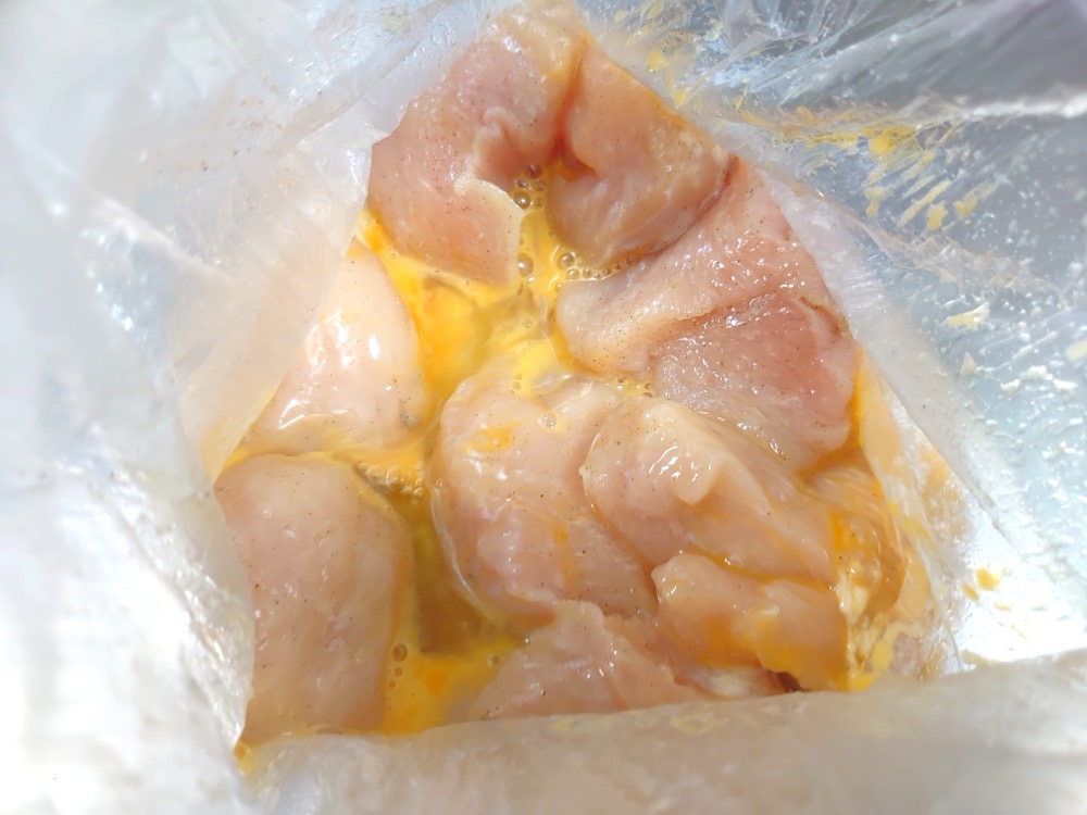 鶏もも肉は余分な脂肪や筋を取り除き、6等分に切る。Aをもみ込み、20分置く。