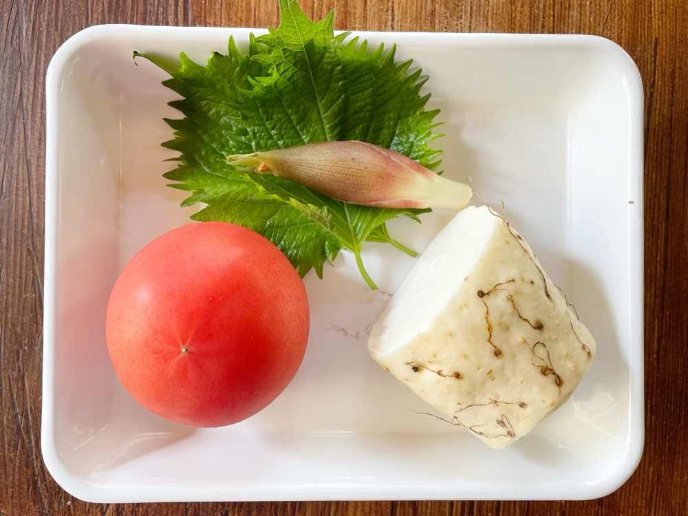 味噌汁の具材を用意する。