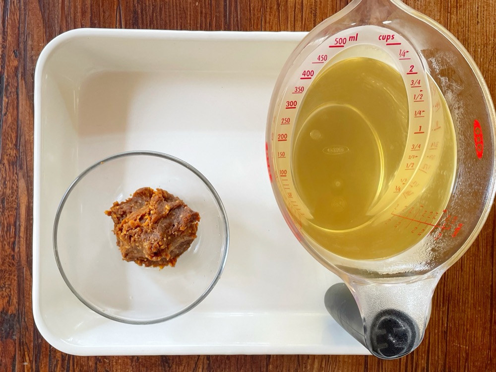 だし汁と味噌を用意する。だし汁に味噌を溶かす。