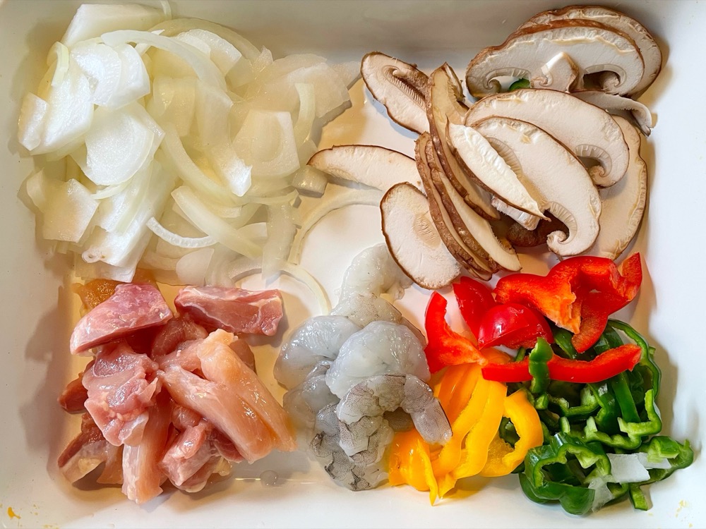 ビーフンの具を用意する。鶏肉は食べやすい大きさの薄切りに。えびは殻と背ワタを取り、野菜は薄切りにする。