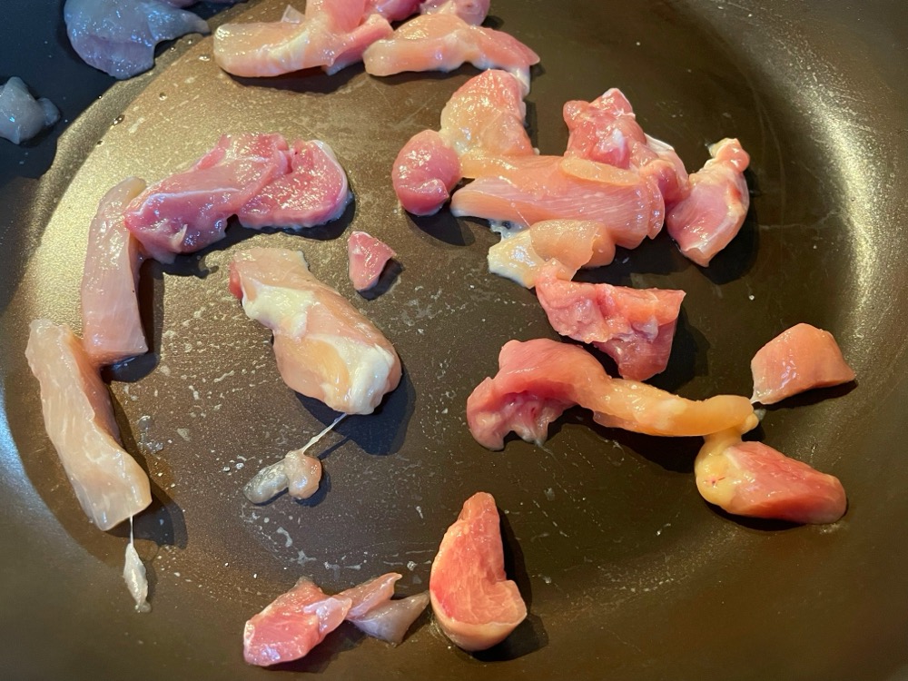 冷たいフライパンに鶏肉を広げ、塩こしょうする。