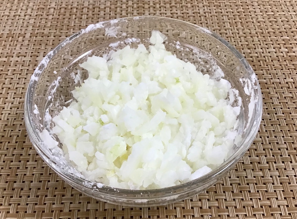 玉ねぎはみじん切りにして、片栗粉と混ぜ合わせておく。
