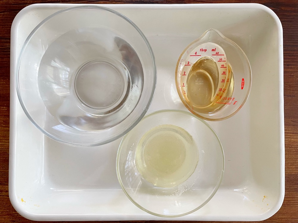 梅ゼリーを作る。梅シロップは約3倍の水で割る。ゼラチンは3倍量の水でふやかしておく。