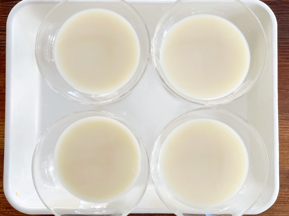 豆乳にメープルシロップを入れ、ふやかしたゼラチンは600wのレンジで15秒程度加熱して溶かし、豆乳に加えてよく混ぜる。グラスに入れて冷やし固める。